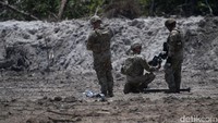 Tentara Amerika Serikat (US Army) dibantu teknisi menyiapkan pesawat nirawak outlaw G2 yang diposisikan sebagai musuh saat latihan penembakan dengan menggunakan rudal FIM-92 Stinger Latihan Gabungan Bersama (Latgabma) Super Garuda Shield 2025 di Pusat Latihan Tempur (Puslatpur) di Baturaja, Ogan Komering Ulu, Sumatera Selatan, Selasa (26/8/2025). Latihan penembakan rudal jarak dekat FIM-92 stinger dengan menargetkan pesawat nirawak outlaw G2 tersebut merupakan rangkaian dari Latgabma Super Garuda Shield 2025 yang diikuti 6.501 pasukan dari 13 negara sahabat. (ANTARA FOTO/Nova Wahyudi)