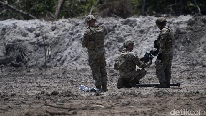 Latihan penembakan rudal jarak dekat Super Garuda Shield 2025 Tentara Amerika (US Army) bersiap melakukan penembakan dengan menggunakan rudal FIM-92 Stinger saat Latihan Gabungan Bersama (Latgabma) Super Garuda Shield 2025 di Pusat Latihan Tempur (Puslatpur) di Baturaja, Ogan Komering Ulu, Sumatera Selatan, Selasa (26/8/2025). Latihan penembakan rudal jarak dekat FIM-92 stinger dengan menargetkan pesawat nirawak outlaw G2 tersebut merupakan rangkaian dari Latgabma Super Garuda Shield 2025 yang diikuti 6.501 pasukan dari 13 negara sahabat. ANTARA FOTO/Nova Wahyudi/nz