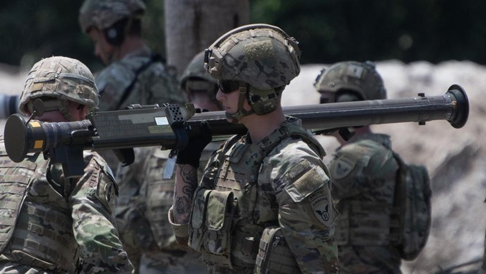 Tentara Amerika (US Army) memanggul rudal FIM-92 Stinger untuk melakukan penembakan stinger saat Latihan Gabungan Bersama (Latgabma) Super Garuda Shield 2025 di Pusat Latihan Tempur (Puslatpur) di Baturaja, Ogan Komering Ulu, Sumatera Selatan, Selasa (26/8/2025).  Latihan penembakan rudal jarak dekat FIM-92 stinger dengan menargetkan pesawat nirawak outlaw G2 tersebut merupakan rangkaian dari Latgabma Super Garuda Shield 2025 yang diikuti 6.501 pasukan dari 13 negara sahabat. ANTARA FOTO/Nova Wahyudi/nz