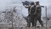 Tentara Amerika (US Army) melakukan penembakan dengan menggunakan rudal FIM-92 Stinger saat Latihan Gabungan Bersama (Latgabma) Super Garuda Shield 2025 di Pusat Latihan Tempur (Puslatpur) di Baturaja, Ogan Komering Ulu, Sumatera Selatan, Selasa (26/8/2025). Latihan penembakan rudal jarak dekat FIM-92 stinger dengan menargetkan pesawat nirawak outlaw G2 tersebut merupakan rangkaian dari Latgabma Super Garuda Shield 2025 yang diikuti 6.501 pasukan dari 13 negara sahabat. (ANTARA FOTO/Nova Wahyudi)