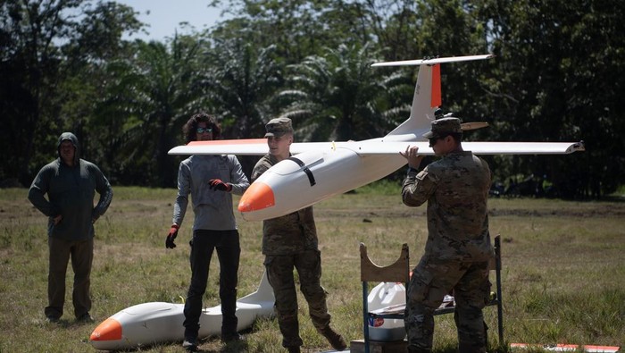 Tentara Amerika Serikat (US Army) dibantu teknisi menyiapkan pesawat nirawak outlaw G2 yang diposisikan sebagai musuh saat latihan penembakan dengan menggunakan rudal FIM-92 Stinger Latihan Gabungan Bersama (Latgabma) Super Garuda Shield 2025 di Pusat Latihan Tempur (Puslatpur) di Baturaja, Ogan Komering Ulu, Sumatera Selatan, Selasa (26/8/2025).  Latihan penembakan rudal jarak dekat FIM-92 stinger dengan menargetkan pesawat nirawak outlaw G2 tersebut merupakan rangkaian dari Latgabma Super Garuda Shield 2025 yang diikuti 6.501 pasukan dari 13 negara sahabat.