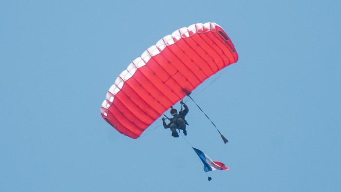 Tentara Prancis mengikuti latihan terjun bebas (free fall) saat Latihan Gabungan Bersama (Latgabma) Super Garuda Shield 2025 di Pusat Latihan Tempur (Puslatpur) di Baturaja, Ogan Komering Ulu, Sumatera Selatan, Selasa (26/8/2025). Latihan terjun free fall tersebut merupakan rangkaian dari Latgabma Super Garuda Shield 2025 yang diikuti 6.501 pasukan dari 13 negara sahabat. ANTARA FOTO/Nova Wahyudi/nz