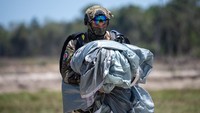 Tentara Prancis berjalan membawa perlengkapannya usai mengikuti latihan terjun bebas (free fall) saat Latihan Gabungan Bersama (Latgabma) Super Garuda Shield 2025 di Pusat Latihan Tempur (Puslatpur) di Baturaja, Ogan Komering Ulu, Sumatera Selatan.  oto: ANTARA FOTO/NOVA WAHYUDI