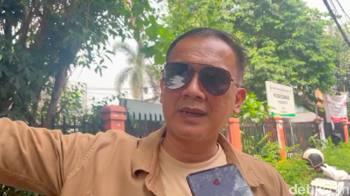 Lurah Manggarai Selatan Muhammad Sidik membuat laporan polisi atas penyerangan massa demo 25 Agustus dan perusakan mobil yang menimpanya. (Taufiq S/detikcom)