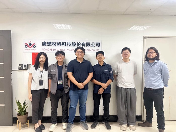 Mahasiswa ITB Alief Fauzan (kedua dari kiri) bersama sejumlah kawannya saat magang di GoMore, Taiwan beberapa waktu lalu