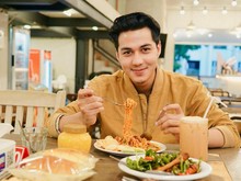 Mahendra Adhar Cari Obat Rindu Lewat Kuliner Aceh di Ibu Kota