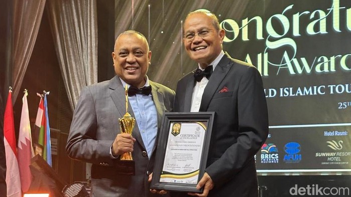 Managing Director PT Al Hamdi Global Wisata Tauhid Al Hamdi bersama President MATA, Dato Seri Dr. H. Mohd Khalid Harun saat menerima penghargaan di Hotel Sunway Resort, Selangor, Malaysia.