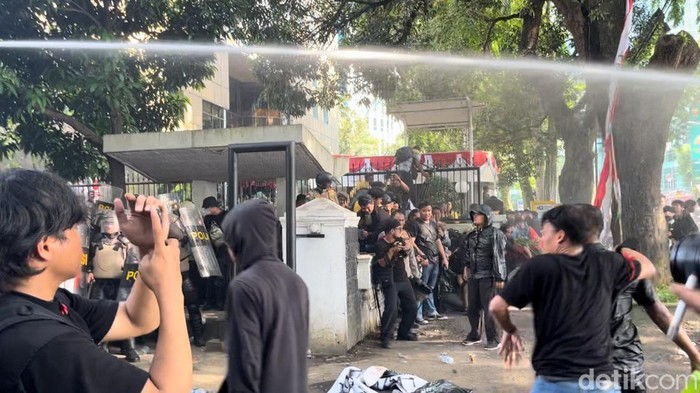 Massa unjuk rasa merobohkan pagar DPRD Sumut