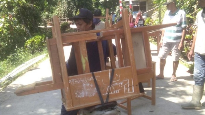 Meja dan kursi belajar di SDN 9 Bungin, Kabupaten Enrekang, dipindahkan ke kolong rumah.