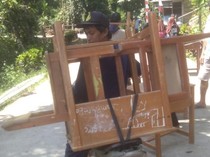 SDN 9 Bungin di Enrekang Rusak Berat, Siswa Direlokasi ke Kolong Rumah Warga