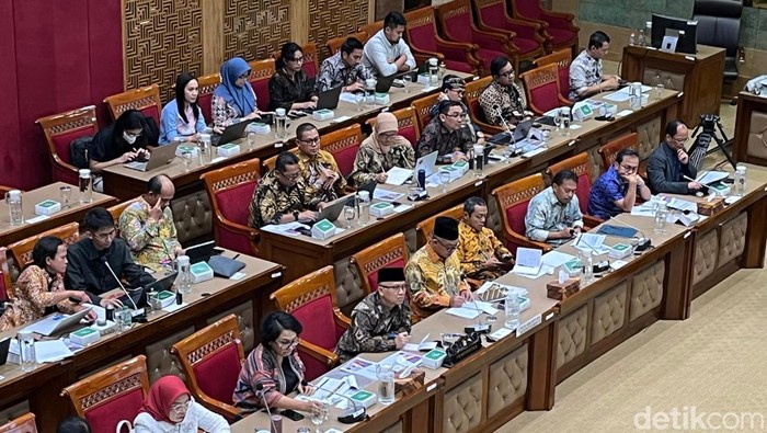 Mendikdasmen Abdul Muti dalam rapat kerja bersama Komisi X DPR RI, di Kompleks Parlemen, Senayan, Selasa (26/8).