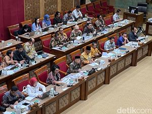 Legislator Soroti Guru Matematika Diminta Ngajar Coding, Ini Kata Mendikdasmen
