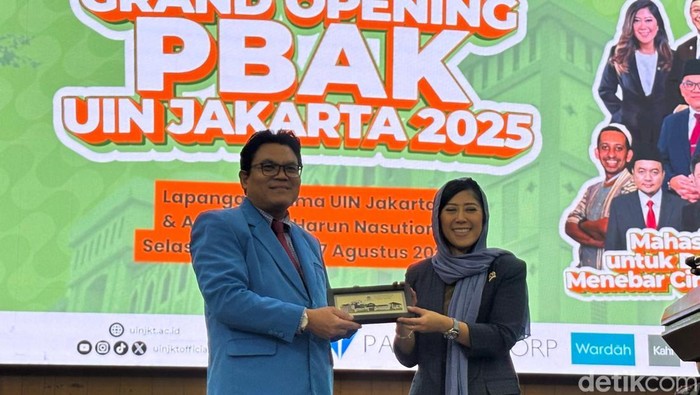 Menkomdigi Meutya Hafid usai memberikan sambutan di UIN Syarif Hidayatullah Jakarta, Selasa (26/8/2025).