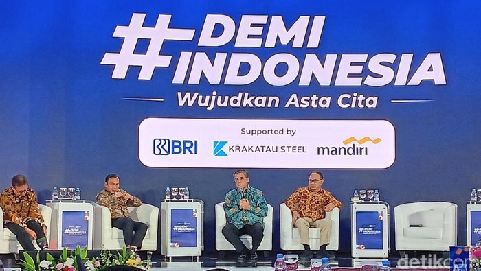 Menteri Ketenagakerjaan (Menaker) Yassierli (tengah, pegang mic)