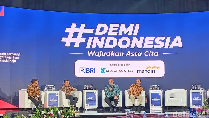 Menteri Ketenagakerjaan (Menaker) Yassierli (tengah, pegang mic)