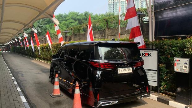 Mobil Alphard yang disita KPK saat geledah rumah Noel (Mulia/detikcom)
