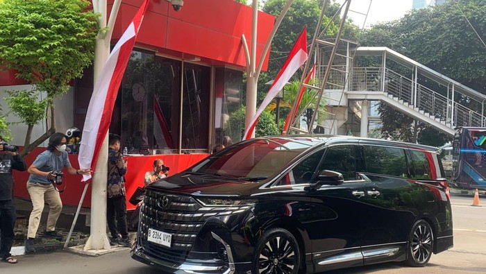 Mobil Alphard yang disita KPK saat geledah rumah Noel (Mulia/detikcom)