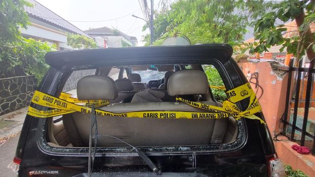 Mobil lurah rusak diamuk massa demo di Slipi