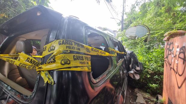 Mobil lurah rusak diamuk massa demo di Slipi