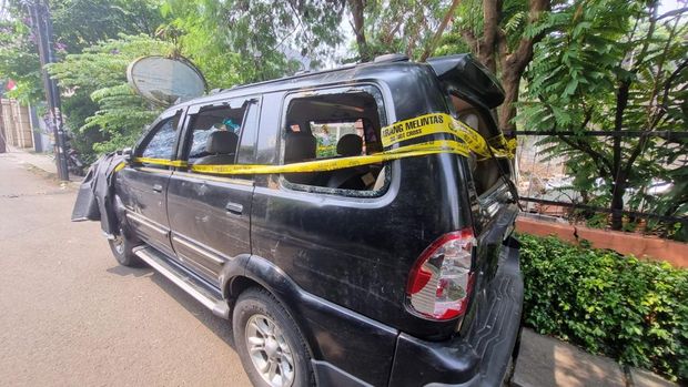 Mobil lurah rusak diamuk massa demo di Slipi