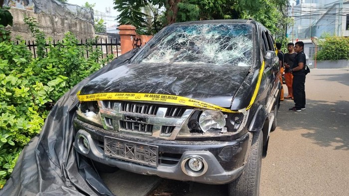 Mobil lurah rusak diamuk massa demo di Slipi