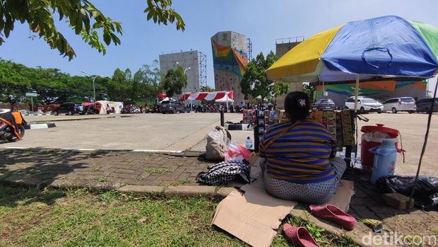 Nenek Pita, nenek Daniel, yang berjualan tidak jauh dari area kompetisi panjat dinding