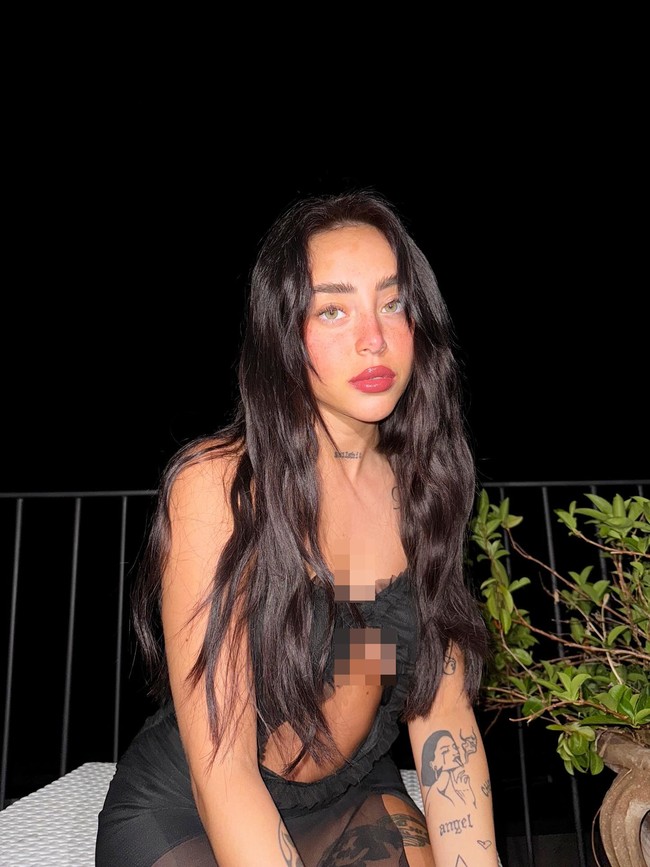 Pesepakbola muda Lamine Yamal belakangan disebut pacari Nicki Nicole. Kabar tersebut akhirnya dikonfirmasi lewat foto terbaru yang diunggah pemain Barcelona itu di Instagram. Foto: Instagram @nicki.nicole