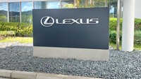 Mahasiswa Binus-ASO College Automotive Robotic Engineering mengunjungi pabrik Toyota Motor Kyushu, Jepang. Salah satu yang diproduksi di sana adalah brand mewah Lexus. Foto: Novia Aisyah/detikcom