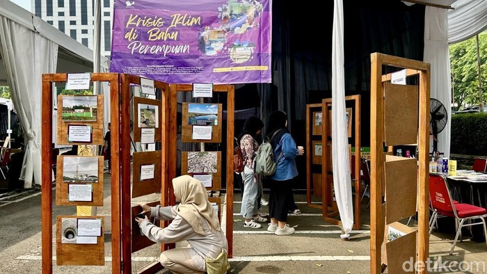 Sejumlah pengunjung melihat karya seni bertema iklim di ICJS 2025, GBK Jakarta, Selasa (26/8/2025). Pameran ini jadi ruang edukasi publik soal keadilan iklim.