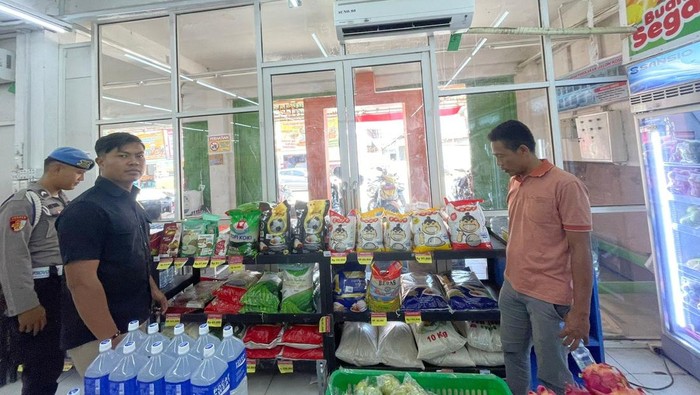 Petugas untuk Tipidter Polres Dompu memantau harga beras di pasar tradisional Dompu Selasa (26/8/2025).