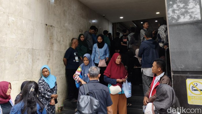 Para ortu mendatangi Polda Metro untuk menjemput anak yang terlibat demo kemarin. (Kurniawan/detikcom)
