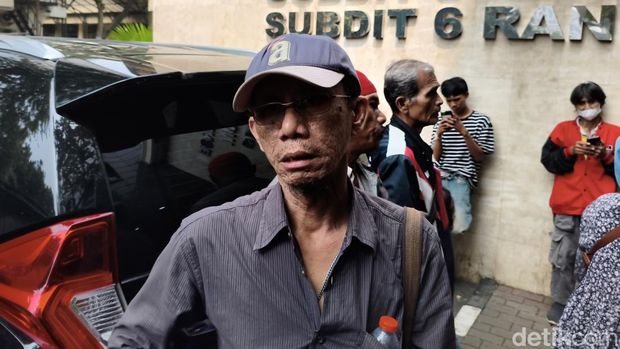 Para ortu mendatangi Polda Metro untuk menjemput anak yang terlibat demo kemarin. (Kurniawan/detikcom)