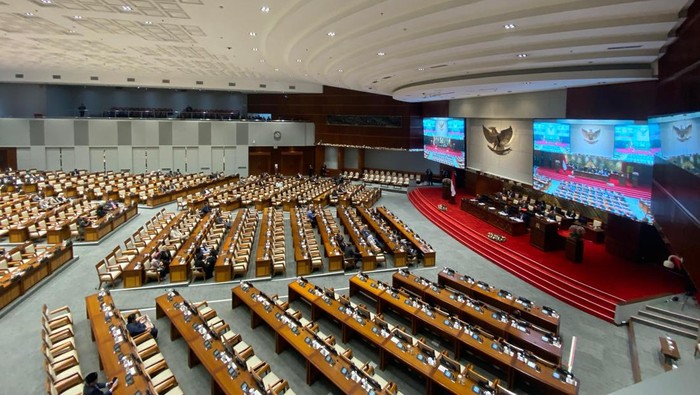 Paripurna ke-4 masa persidangan DPR tahun 2025-2026 terlaksana di ruang paripurna kompleks parlemen, Senayan, Jakarta, Selasa (26/8/2025).