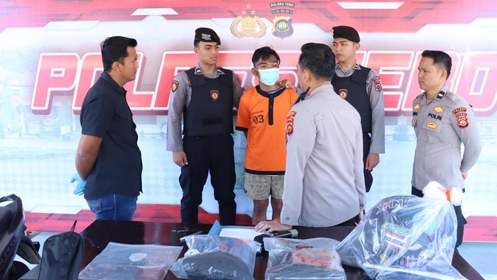 Pelaku perampokan pemilik konter di Tebo, Jambi, saat dihadirkan dalam konferensi pers di Polres Tebo