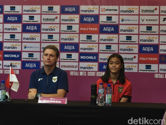 Pelatih Timnas Indonesia Putri U-16 Timo Scheuneman, dan pemainnya, Jazlyn Kayla Firyal, saat konferensi pers di Hotel Paragon Solo, Selasa (26/8/2025).