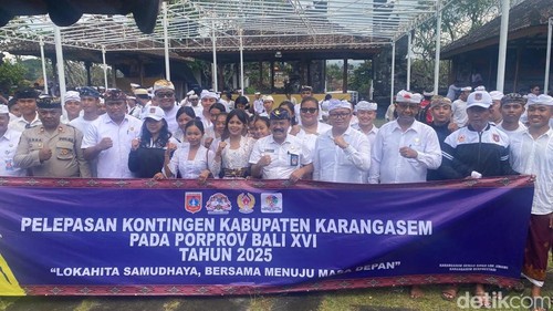 Pelepasan ratusan atlet yang akan bertanding pada Porprov Bali XVI di Pura Jagatnatha, Karangasem, Selasa (26/8/2025). (I Wayan Selamat Juniasa)