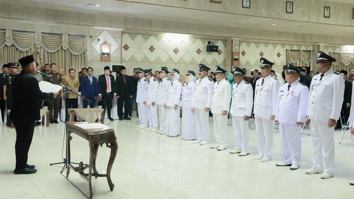 Pemerintah Kabupaten (Pemkab) Gresik resmi mengukuhkan kembali 14 kepala desa (kades) untuk perpanjangan masa jabatan hingga Agustus 2027