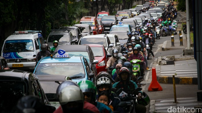 Pengendara melintas di Jalan TB Simatupang, Jakarta, Selasa (26/8/2025). Pemprov Jakarta menyiapkan sejumlah jurus mengatasi macet parah di Jalan TB Simatupang, Jakarta Selatan. Muncul opsi pembangunan underpass atau flyover sebagai solusi jangka menengah.