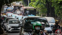 Kendaraan terjebak macet di Jalan TB Simatupang, Jaksel. Sebagai langkah cepat, Pemprov DKI bersama Dinas Perhubungan (Dishub) dan Dinas Bina Marga memutuskan menggunakan sebagian trotoar yang belum dapat dipakai pejalan kaki untuk sementara dijadikan lajur kendaraan.