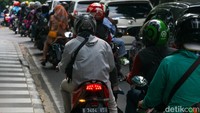 Selain itu, Pemprov DKI memperkuat koordinasi dengan kepolisian, Dishub, Satpol PP, hingga operator transportasi publik untuk membantu pengaturan lalu lintas serta penyediaan rute alternatif.