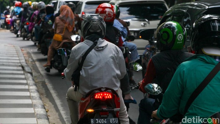 PemprovΒ DKI Siapkan Solusi Atasi Macet Membandel TB Simatupang Pengendara melintas di Jalan TB Simatupang, Jakarta, Selasa (26/8/2025). Pemprov Jakarta menyiapkan sejumlah jurus mengatasi macet parah diΒ Jalan TB Simatupang, Jakarta Selatan. Muncul opsi pembangunan underpass atau flyover sebagai solusi jangka menengah.
