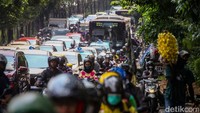 Pemprov DKI juga berencana menambah armada TransJakarta dengan harapan warga semakin banyak yang beralih naik transportasi umum.