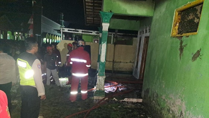 Kondisi rumah yang dibakar oleh pemuda berinisial MA di Desa Pakuncen, Kecamatan Bobotsari, Kabupaten Purbalingga, Senin (25/8/2025) malam.