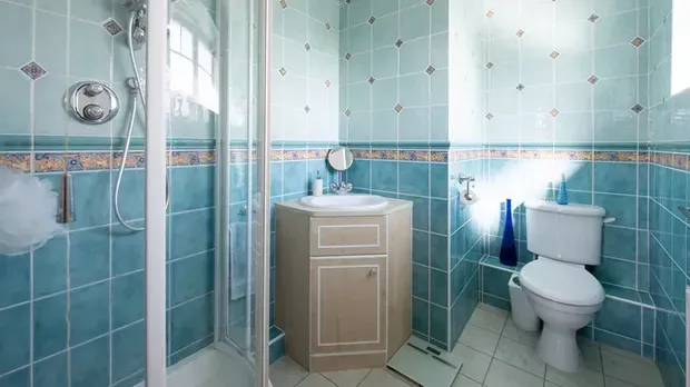 Penampakan meja keramik di kamar mandi
