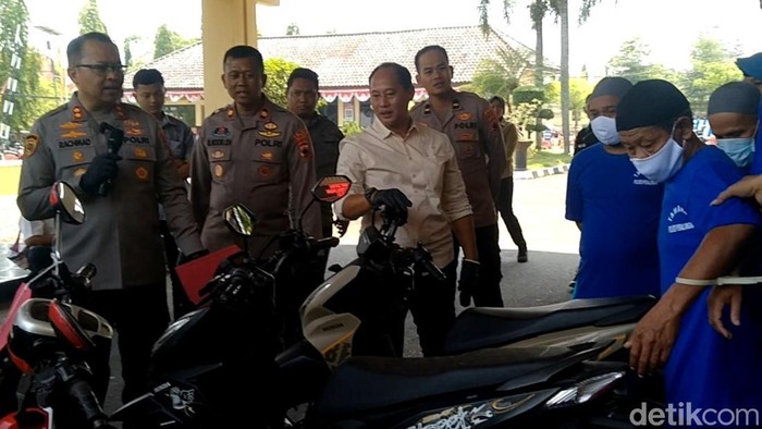 Jumpa pers kasus pencurian motor melibatkan seorang kakek di Polres Pekalongan, Selasa (26/8/2025).