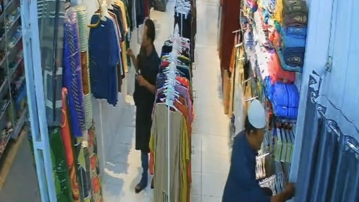 Pelaku pencurian di toko pakaian yang berada di Jajag, Banyuwangi