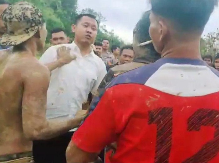 Warga pekerja tambang ilegal mengerumuni anggota Polres Bengkayang usai melakukan penangkapan