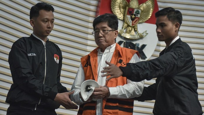 Penetapan tersangka Rudy Ong dalam kasus suap IUP di Kaltim Tersangka kasus dugaan suap pemberian Izin Usaha Pertambangan (IUP) Rudy Ong Chandra (tengah) dijaga petugas KPK saat akan mengikuti Konferensi Pers di Gedung Merah Putih KPK, Jakarta Selatan, Senin (25/8/2025). Komisi Pemberantasan Korupsi (KPK) menetapkan pengusaha tambang Rudy Ong Chandra sebagai tersangka terkait kasus dugaan suap pemberian Izin Usaha Pertambangan (IUP) di Kalimantan Timur periode 2013-2018. ANTARA FOTO/ Fakhri Hermansyah/rwa.