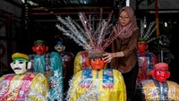 Perajin menyelesaikan pembuatan ondel-ondel di Jagakarsa, Jakarta, Selasa (26/8/2025). Ondel-ondel tetap jadi ikon budaya Betawi yang dibuat untuk berbagai acara. 