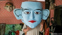 Di tengah dinamika itu, pemerintah mendorong UMKM seperti perajin ondel-ondel agar naik kelas dari sektor informal ke formal. Dukungan berupa sertifikasi halal, nomor induk berusaha, hingga izin PIRT diharapkan memudahkan mereka memperluas pasar dan pembiayaan. 